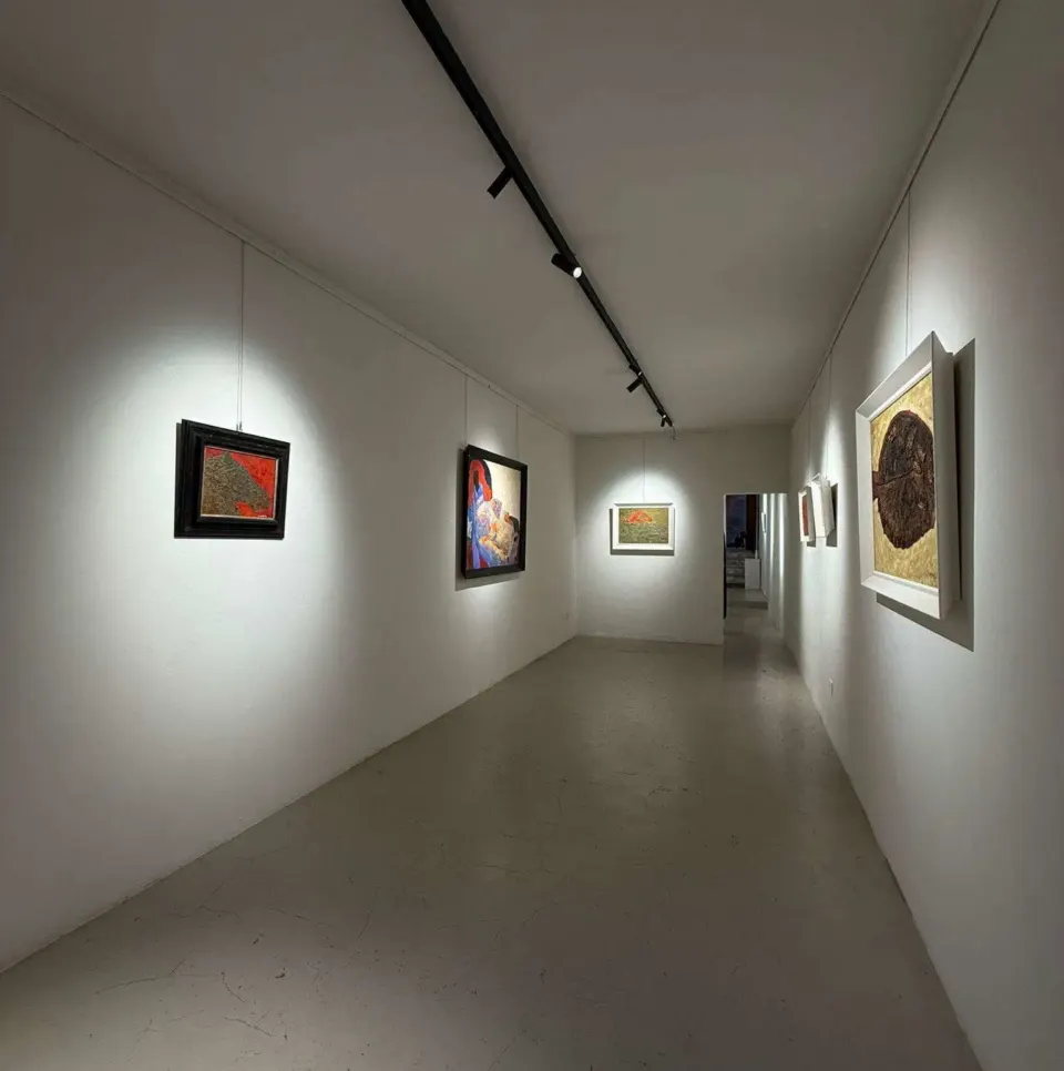 Beppe Madaudo in mostra a Pietrasanta: materia, memoria e figure sospese